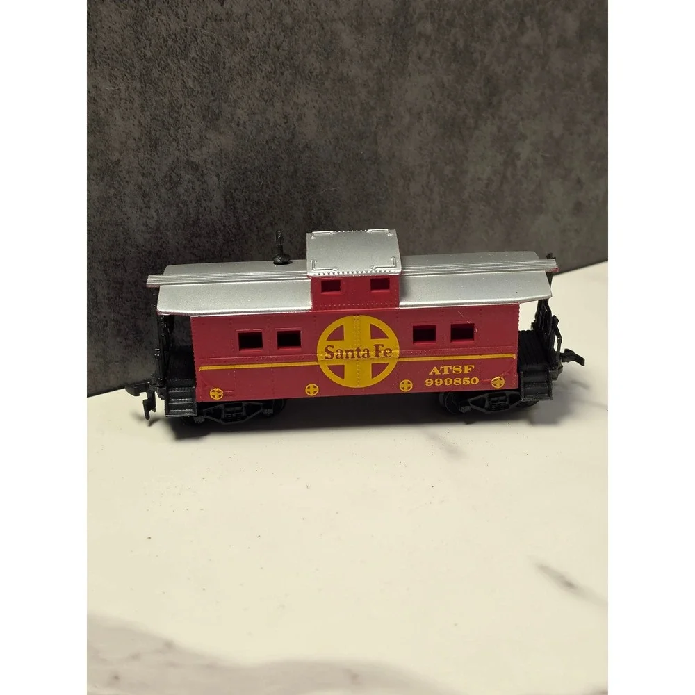 Life-Like HO Scale Santa Fe Caboose ATSF 999850 Red Model Train Car with Box